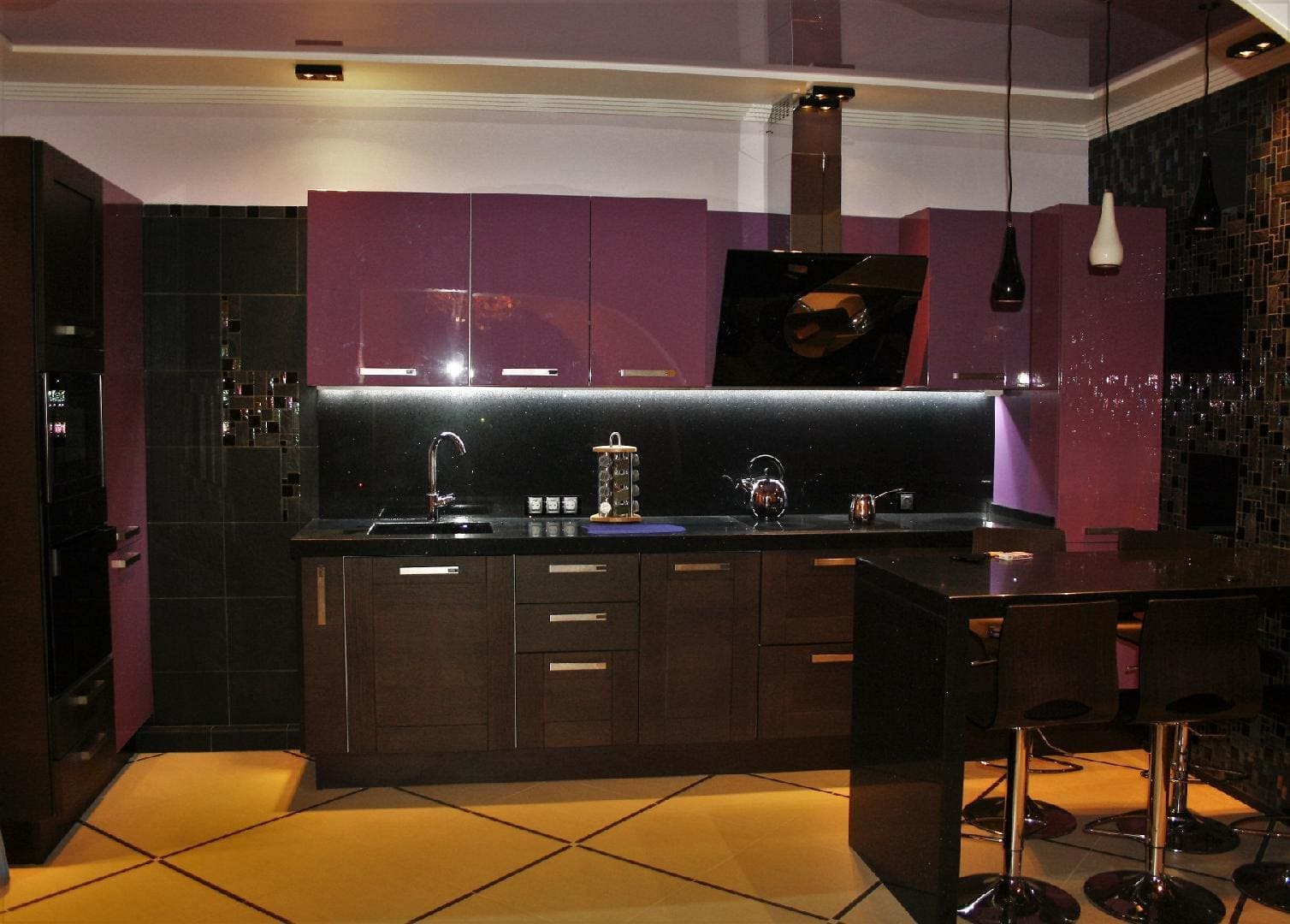 Кухня в коричнево-фиолетовых цветах