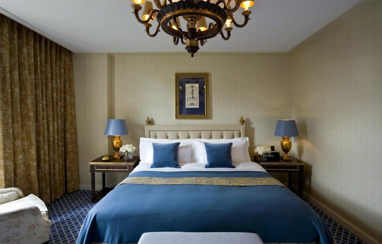 Синий и золото в интерьере спальни