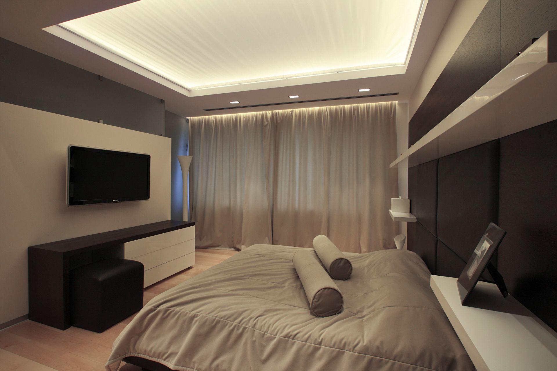 Спальня в стиле хай-тек с зеркальным потолком