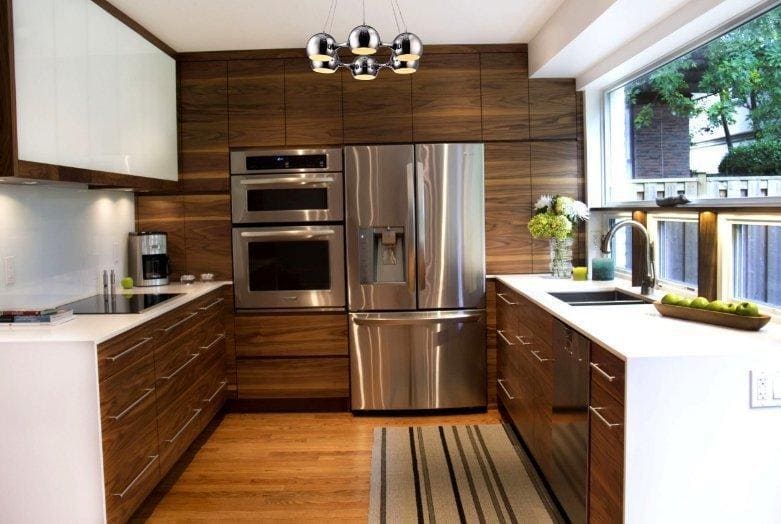 Светлый деревянный кухонный гарнитура на современной кухне